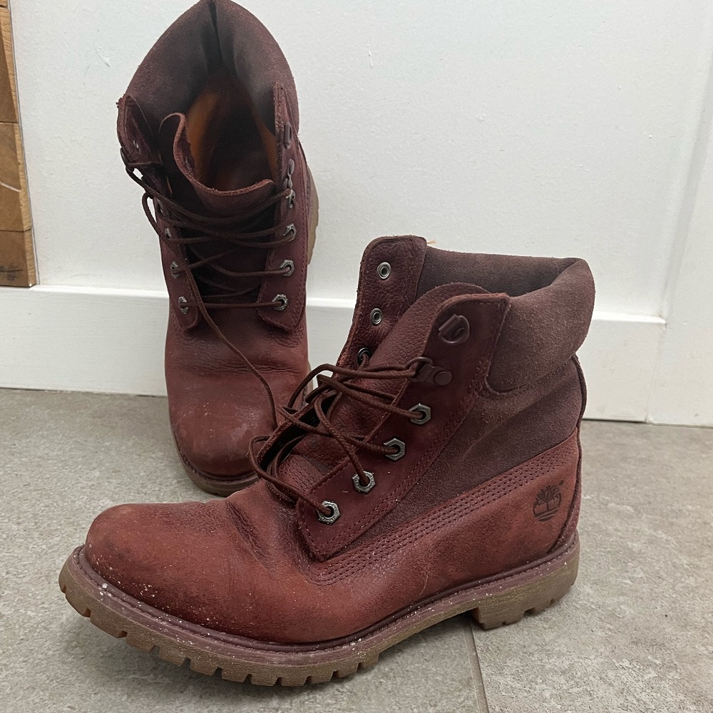 Size 9 Women's Timberline Lace Up Lug Boots